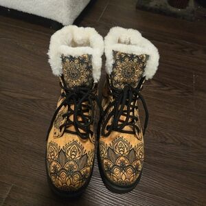 Women's Floral Lace-Up Boots with Faux Fur